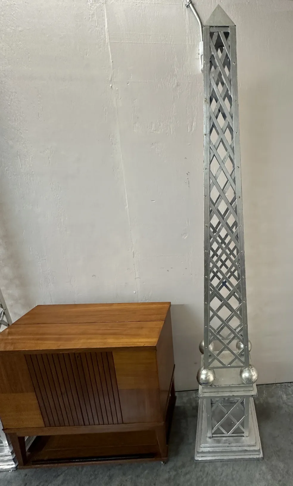 Obélisque décoratif ancien avec des détails élégants dans un cadre moderne.