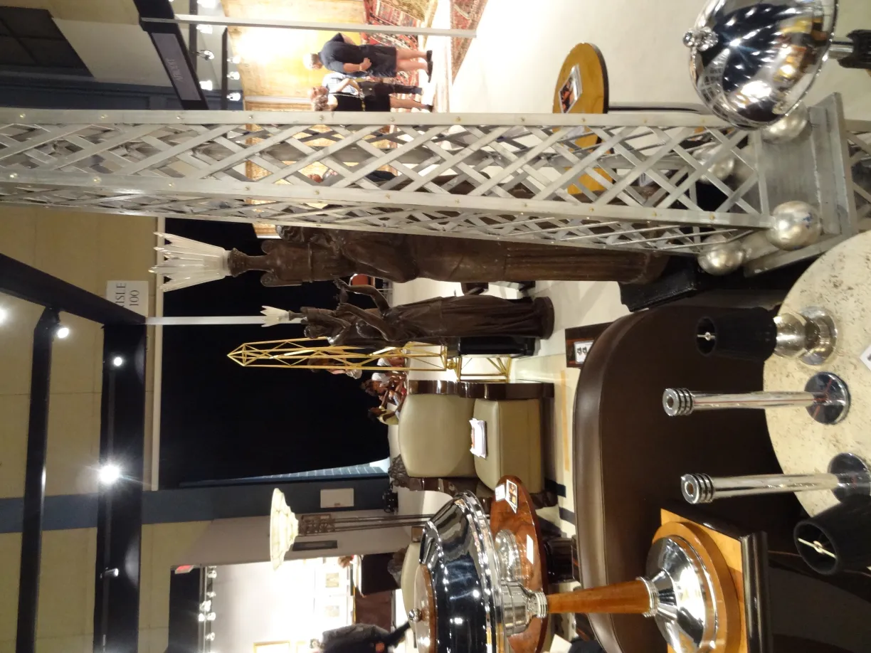 Obelisco antico decorativo in un ambiente classico con altri oggetti.