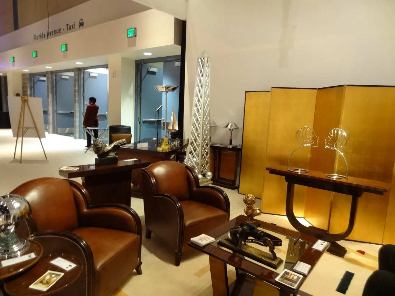 Obelisco antiguo decorativo en un entorno de antigüedades