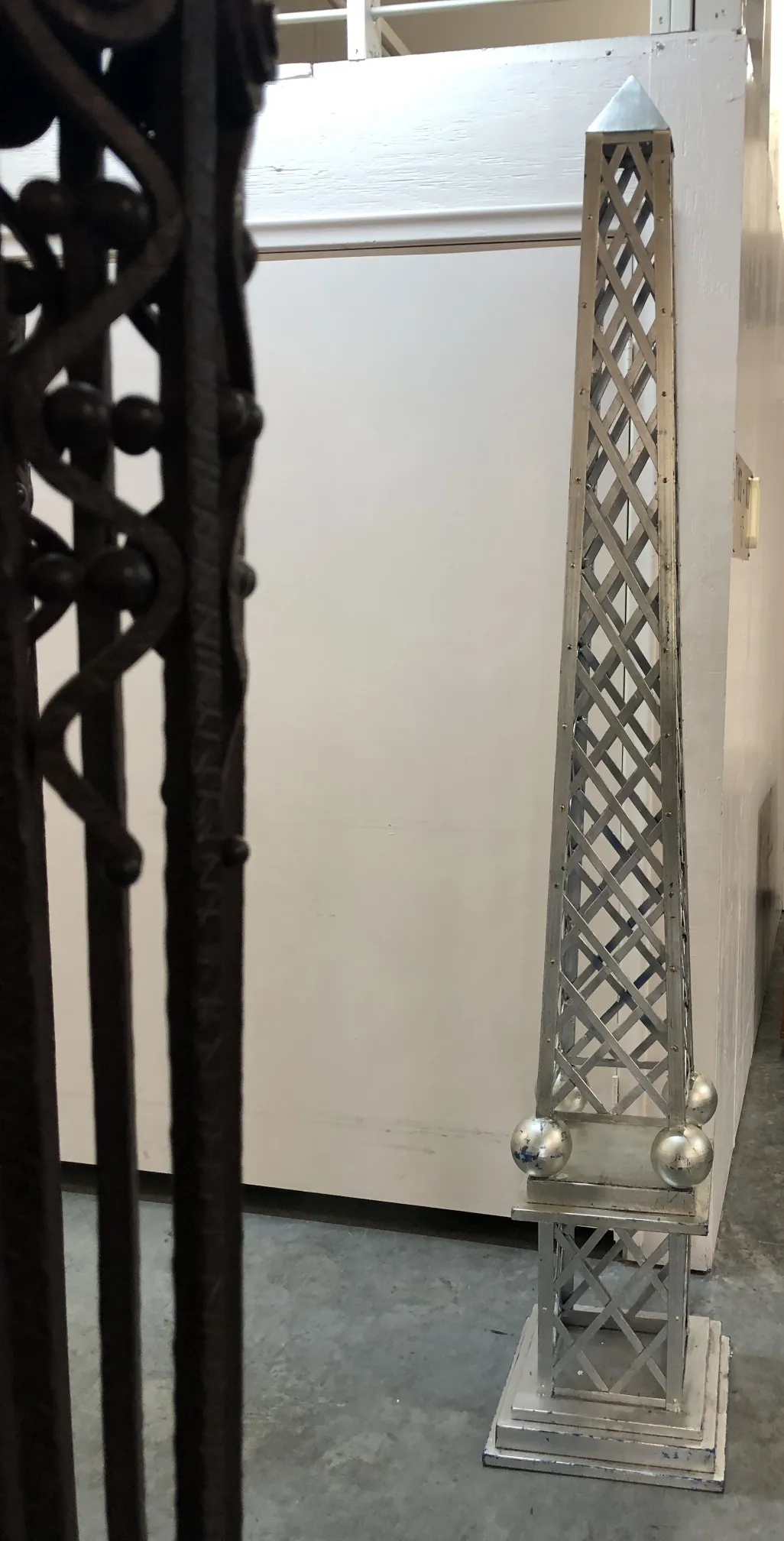 Antico obelisco decorativo con design elegante.