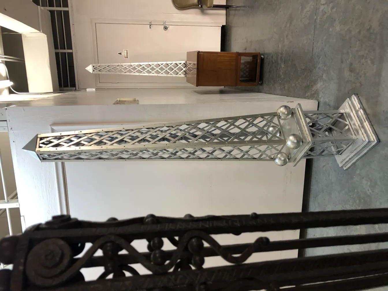 古老的装饰性方尖碑，带有几何设计，背景明亮。