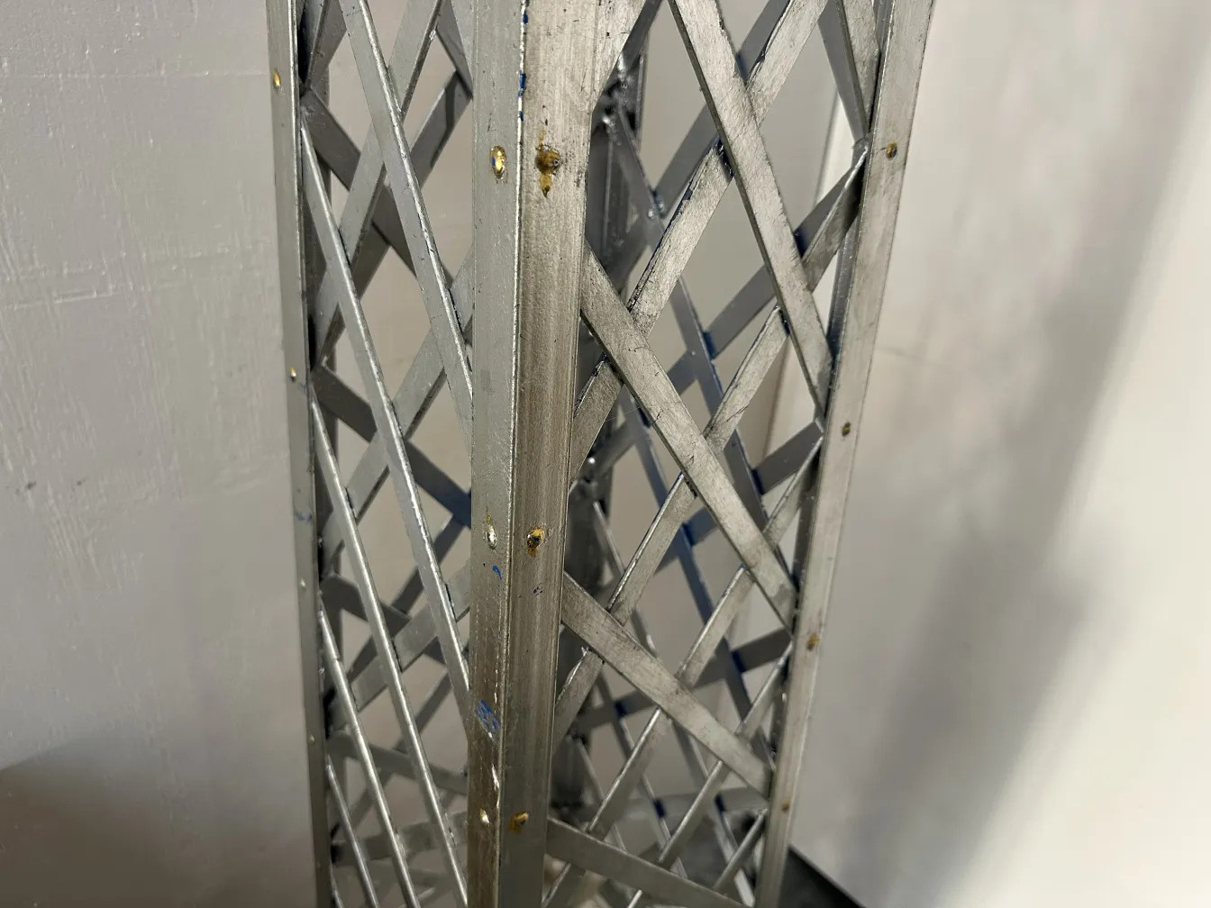 alter Obelisk mit dekorativem Design und länglicher Form