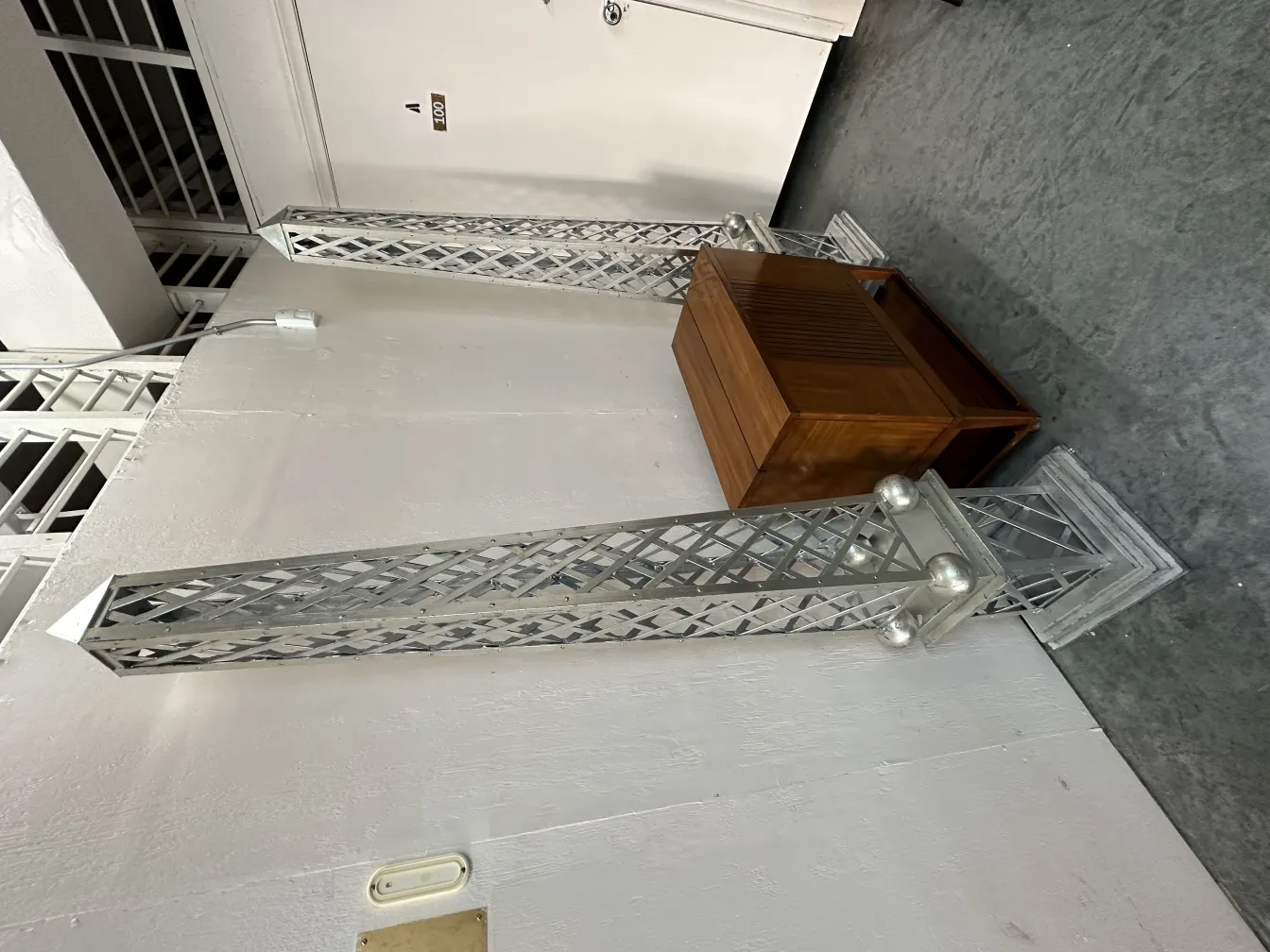 古老的方尖碑，底部有装饰图案