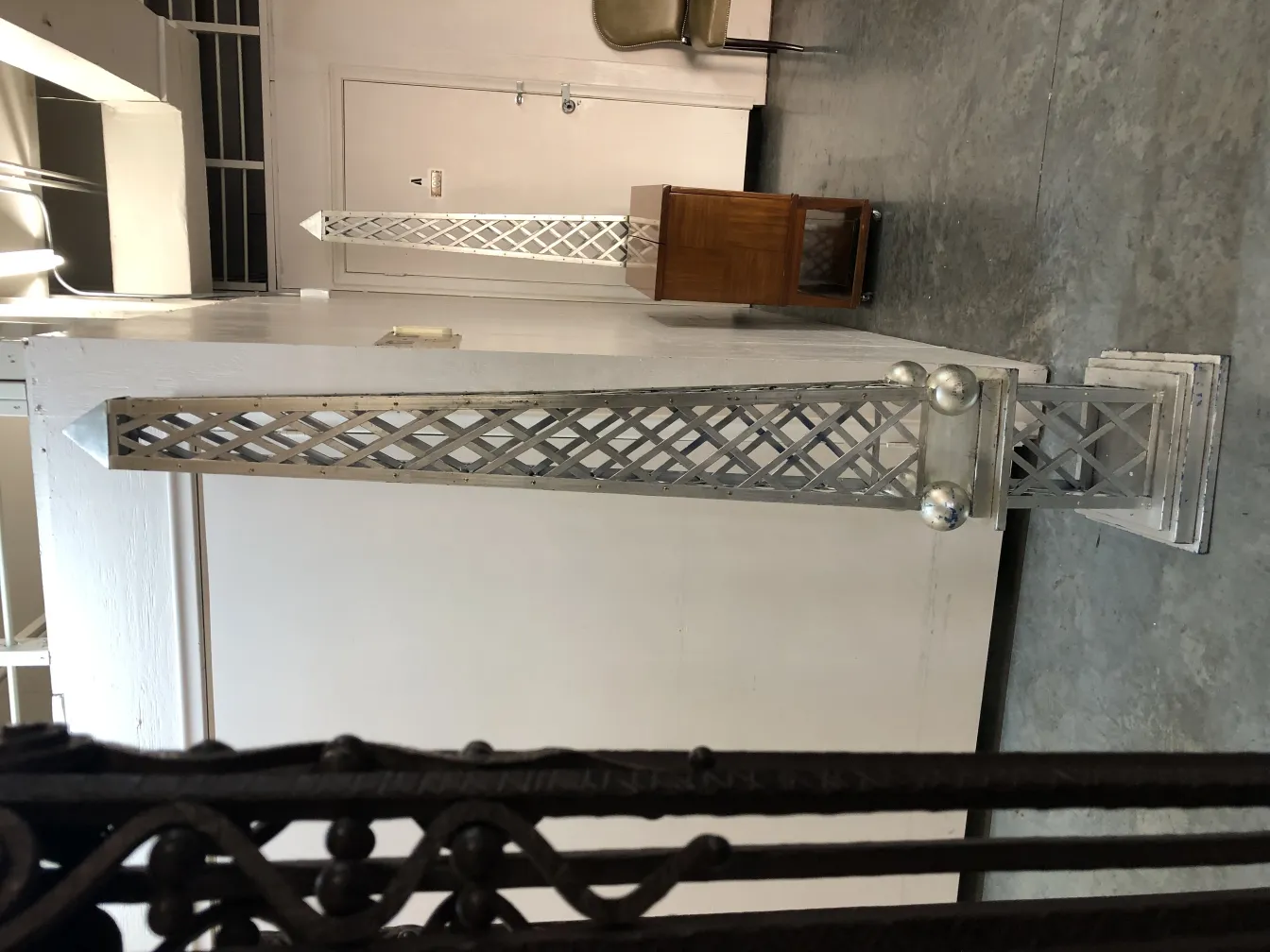 obélisque ancien avec design décoratif dans un espace moderne