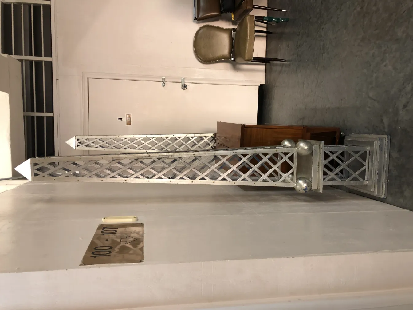 室内にある古代のオベリスク、周りに椅子とテーブルがあります。