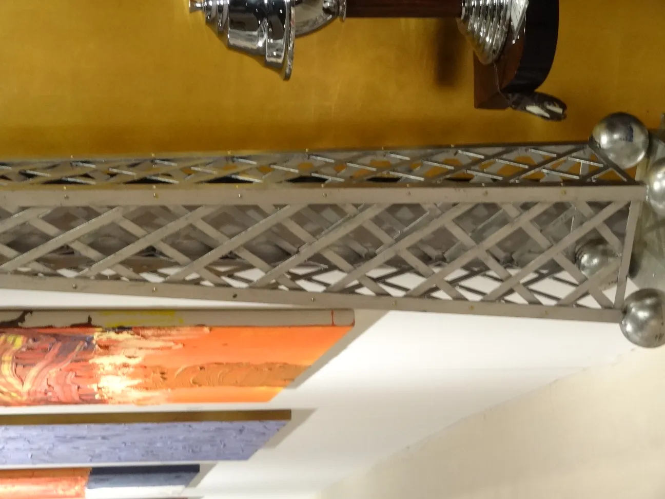 Obélisque ancien avec un style décoratif dans un cadre moderne.