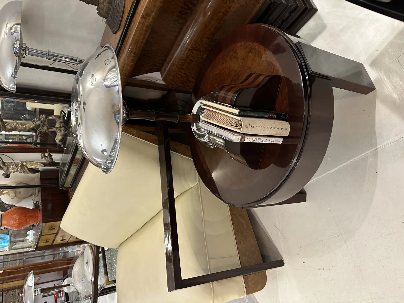 Antichi fermalibri in legno che decorano un tavolo moderno. Include un ambiente elegante con una lampada in metallo.