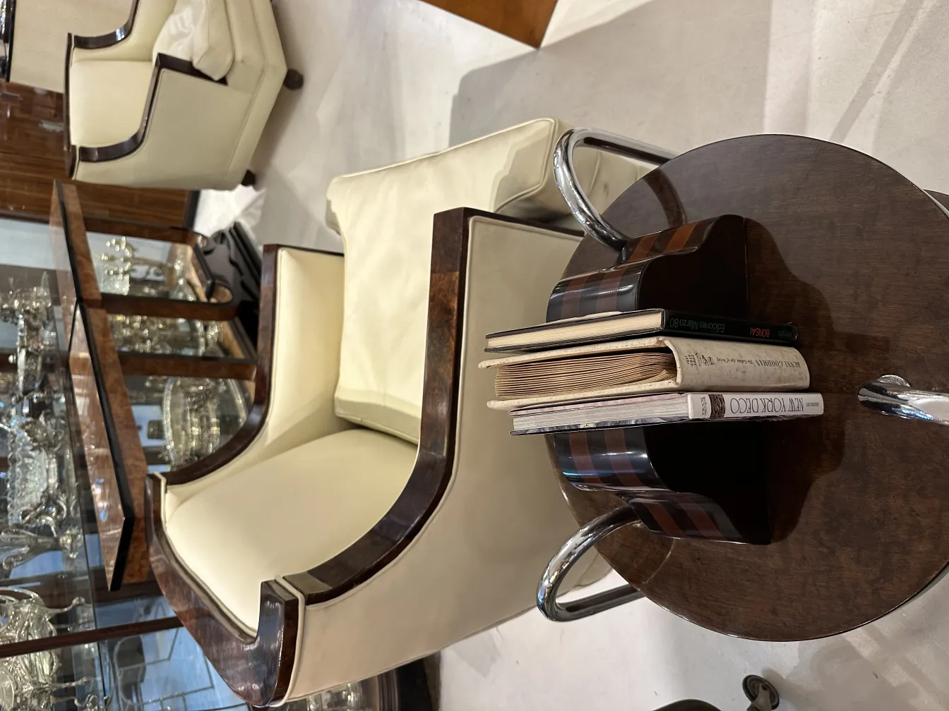 buchstützen mit büchern auf einem tisch und stühlen im hintergrund