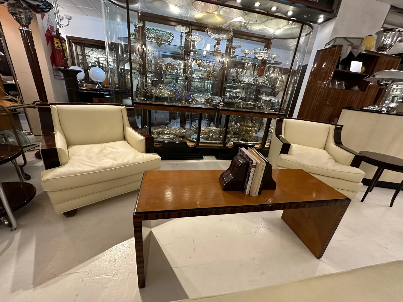 पुरातन decorative पुस्तक स्टैंड एक आरामदायक सेटिंग में।