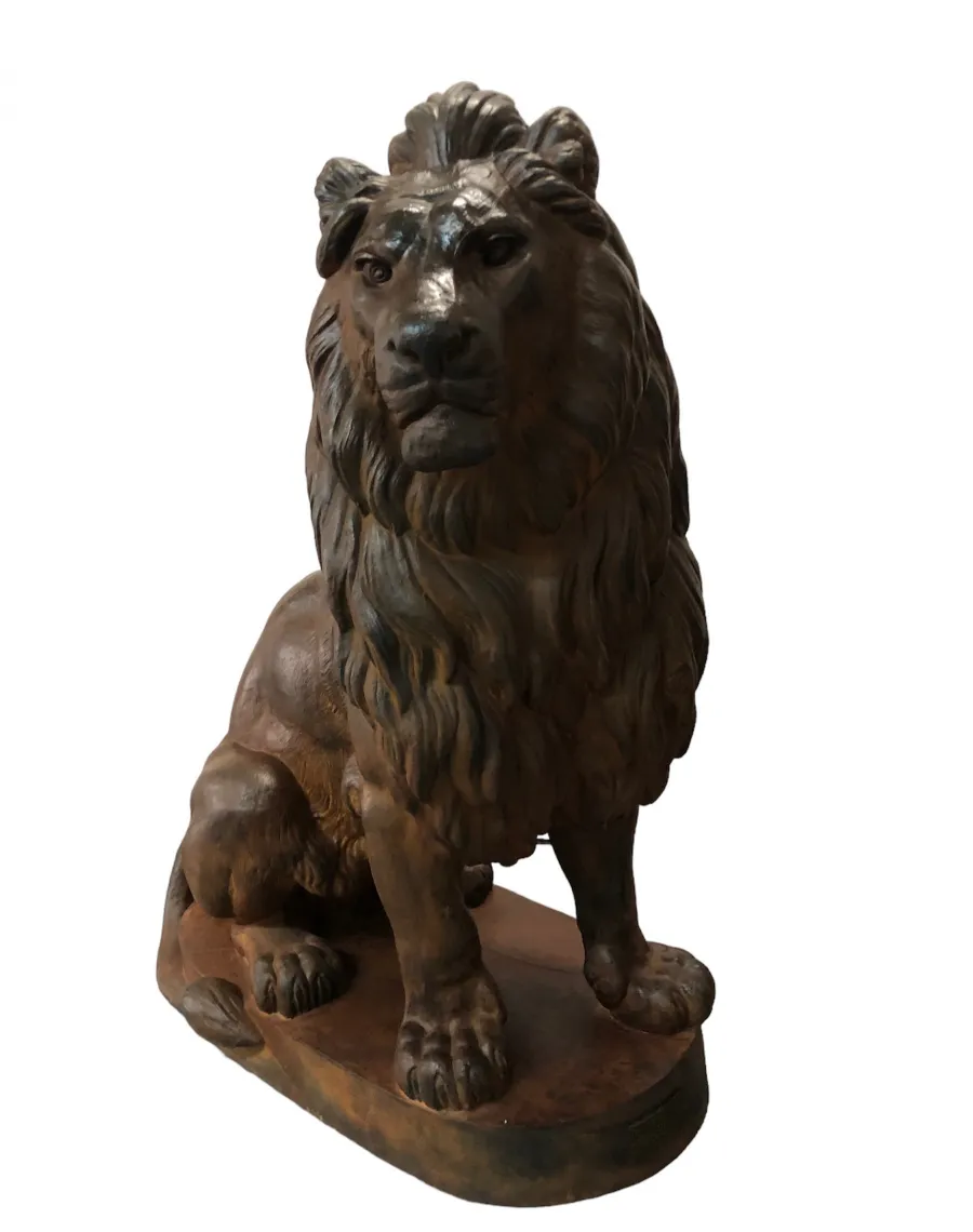 skulptur von 2 antiken löwen mit wildem blick