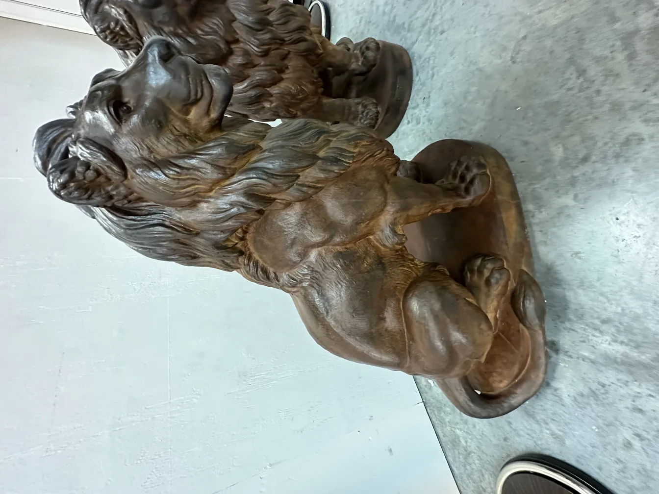 细节丰富的两只古董狮子雕像