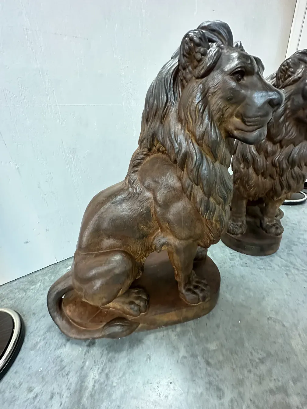 sculpture antique de 2 lions avec des détails complexes