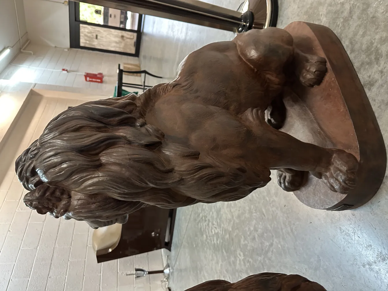 escultura en forma de dos leones, detalles en el pelaje, ambiente neutral
