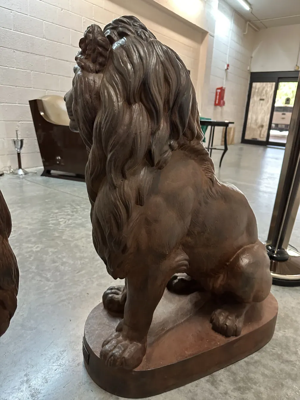 escultura de dos leones antiguos en un ambiente artístico