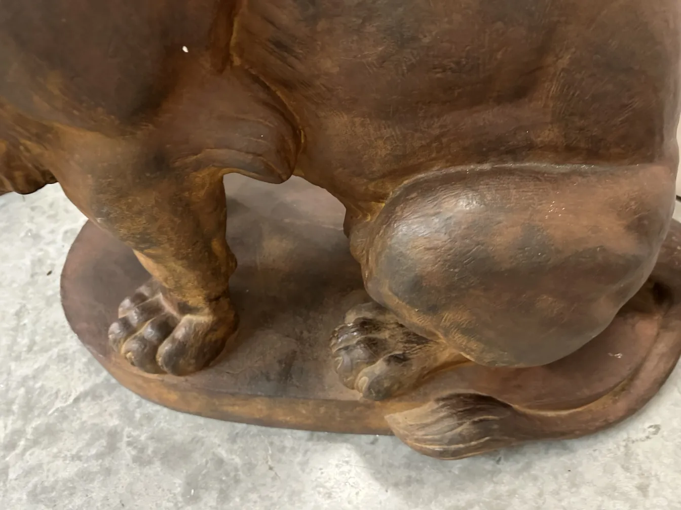 escultura antiga de 2 leões com detalhes nas patas e cauda