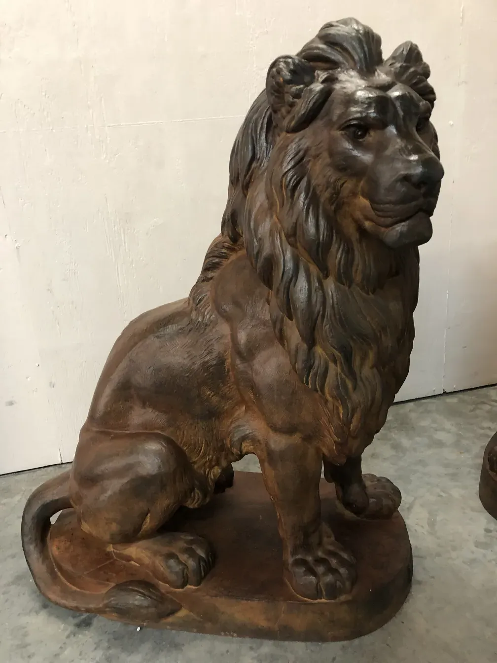 escultura de 2 leões em um ambiente antigo, com detalhes realistas.