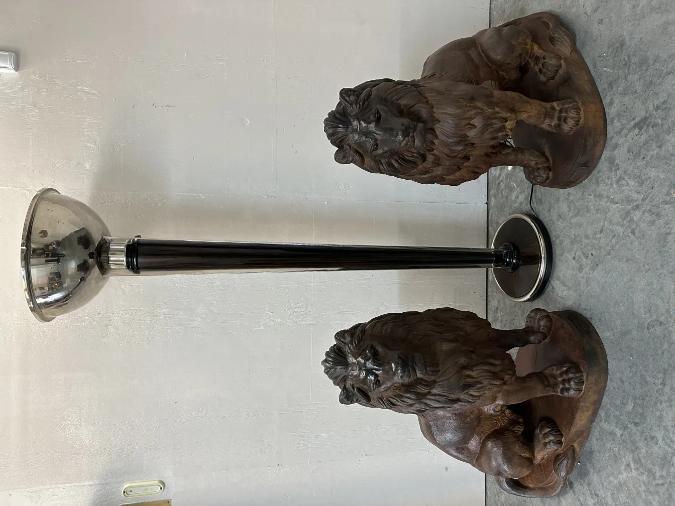 due leoni su una base con dettagli decorativi, accessori antichi