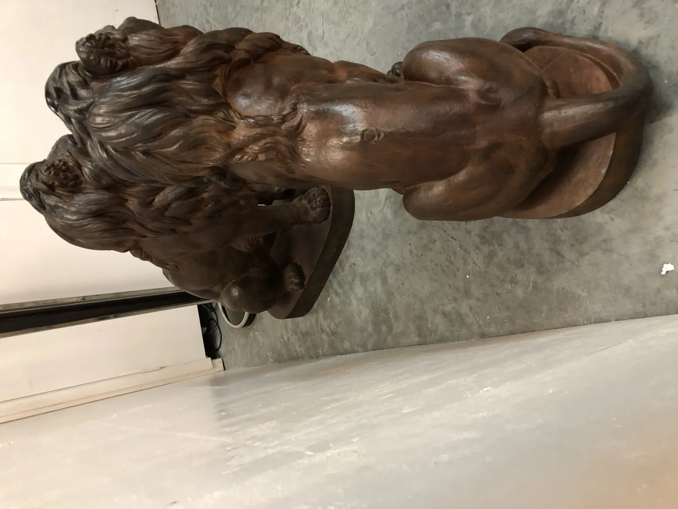 escultura antiga de 2 leões em pose elegante