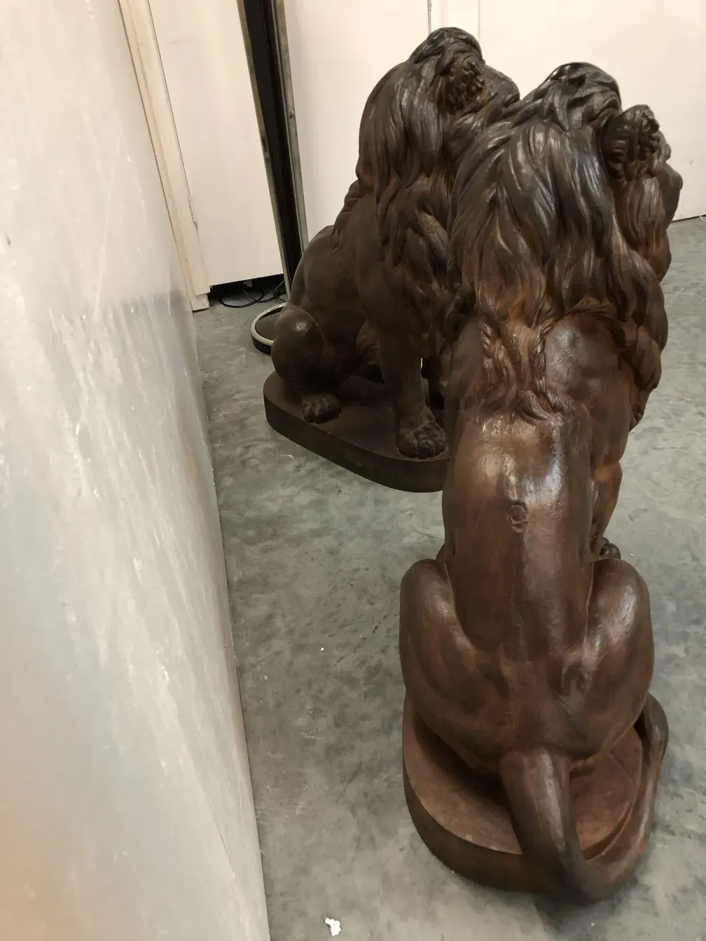 两只狮子的雕塑，置于古董环境中