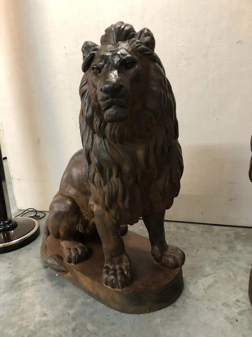 sculpture ancienne de deux lions avec détails faciaux, cadre neutre.