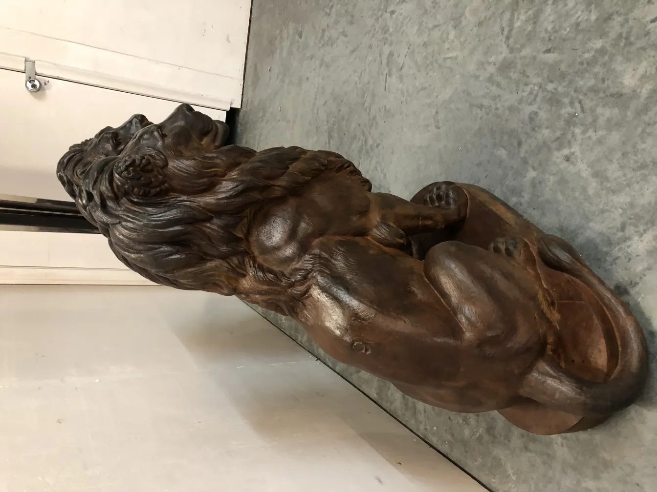 antike skulptur von 2 löwen in sitzender position mit realistischen details