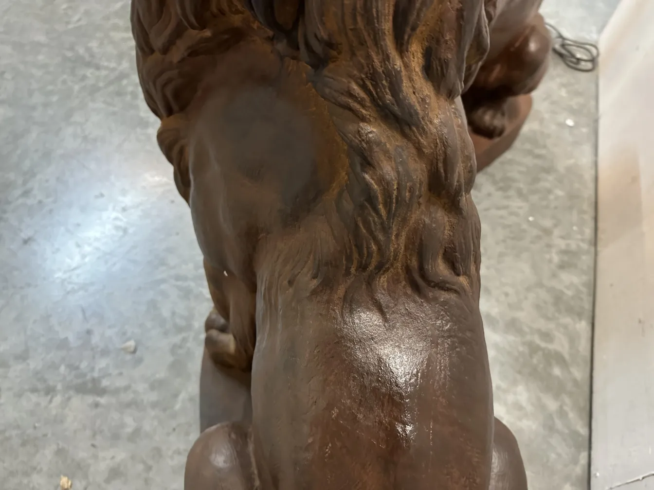 escultura antiga de 2 leões com detalhes finos