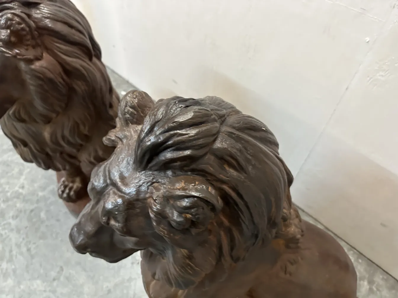 deux statues anciennes de lions par A. Durenne, designs détaillés