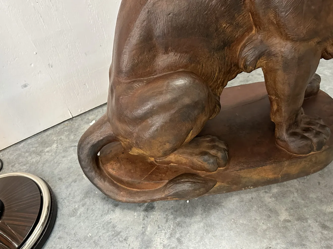 skulptur von 2 löwen von A. Durenne in antikem ambiente