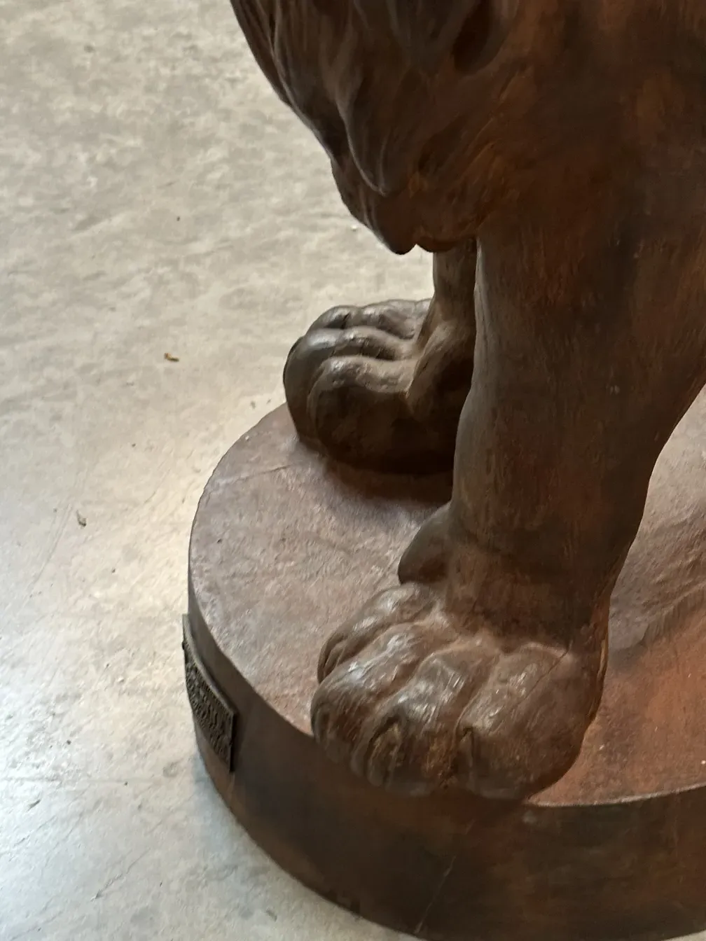 Escultura antiga de dois leões, close-up da pata.