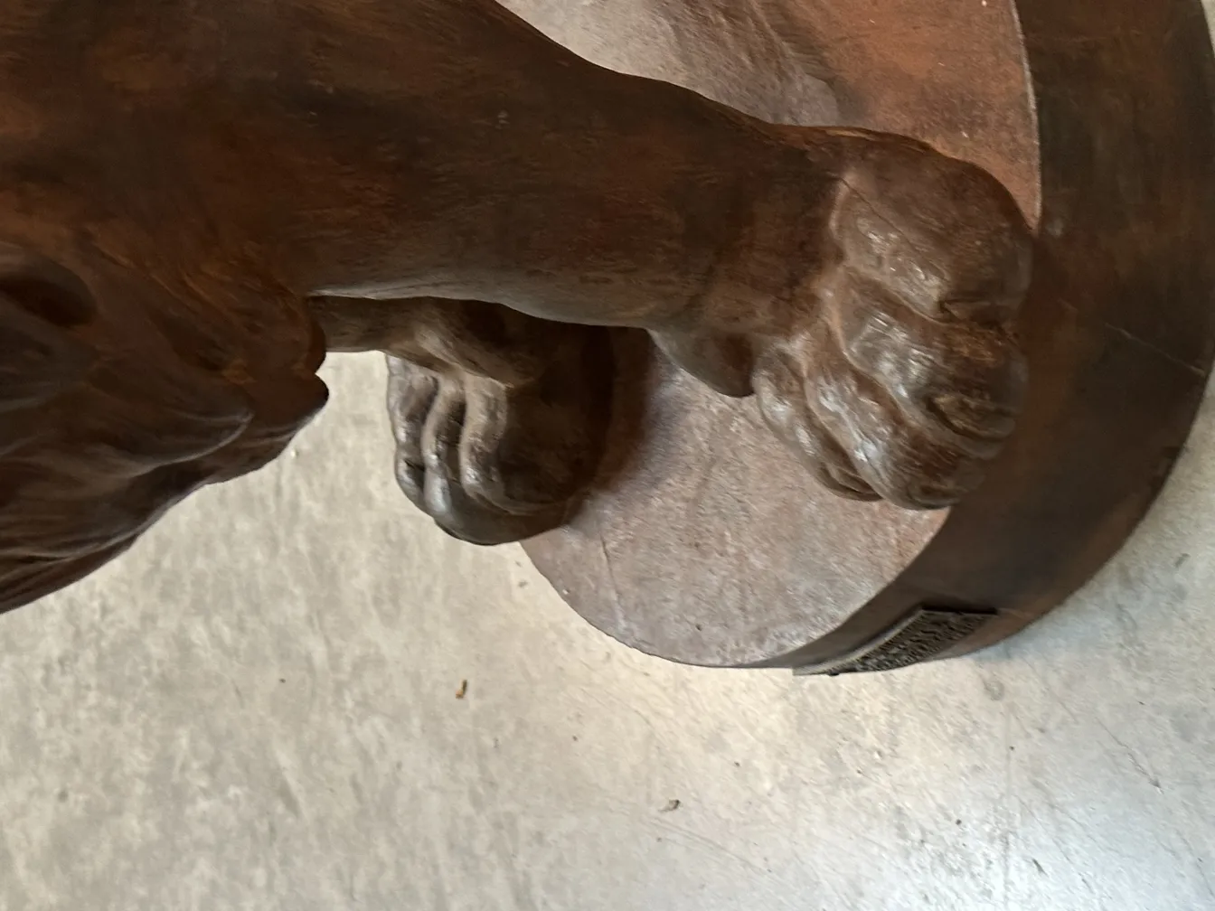 détails de deux lions dans une sculpture ancienne d'A. Durenne, base ronde