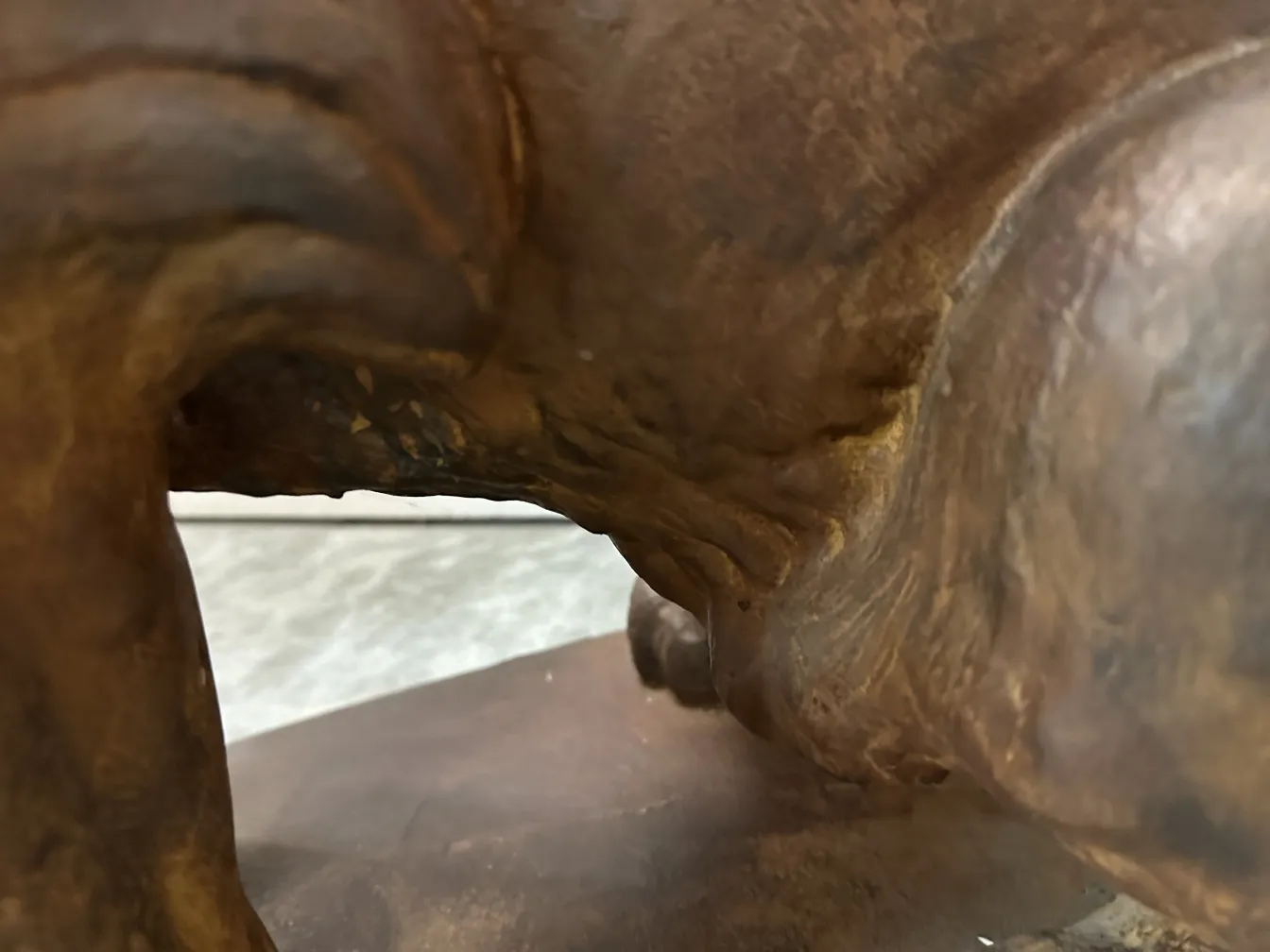 escultura de dois leões, antiga, com detalhes visíveis