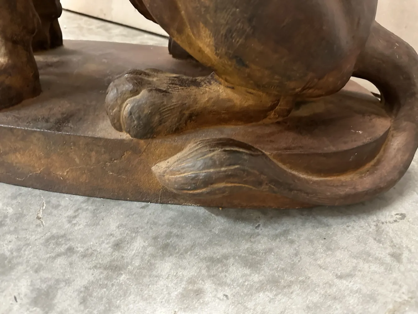 Skulptur von 2 alten Löwen mit Detail an der Basis