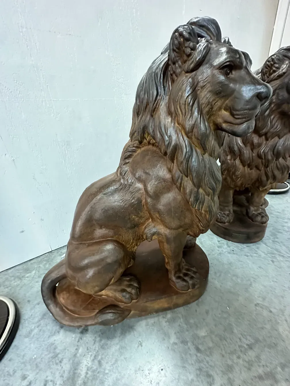 escultura antigua de 2 leones con detalles elaborados