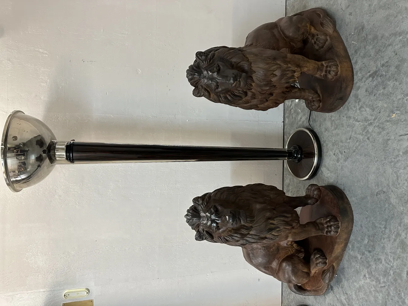 dois leões antigos sentados, decorativos, com textura