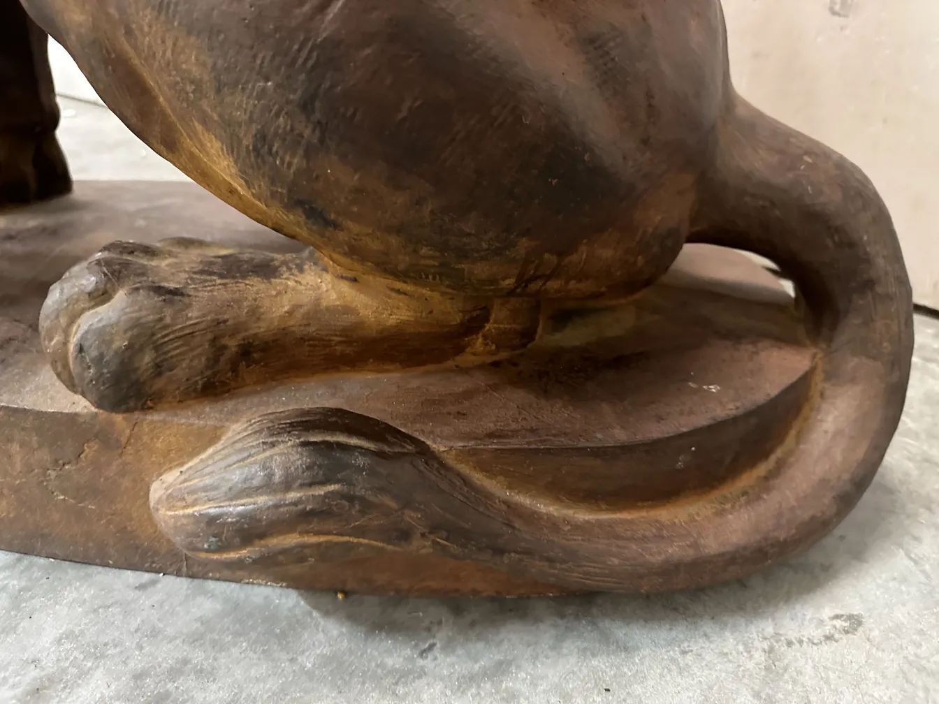 escultura antiga de dois leões com detalhes finos