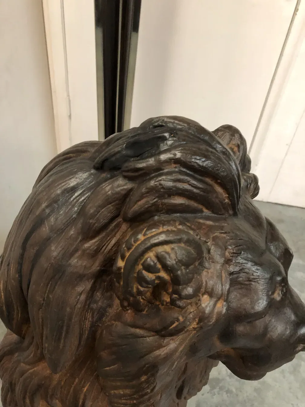 दो शेरों का सिर प्राचीन शैली में, जटिल विवरण के साथ।