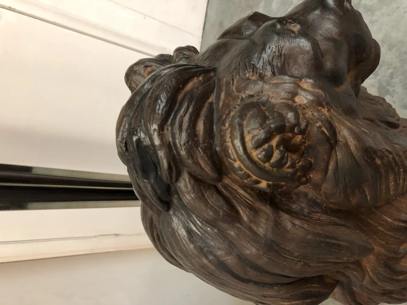 sculpture ancienne de 2 lions avec détails visibles