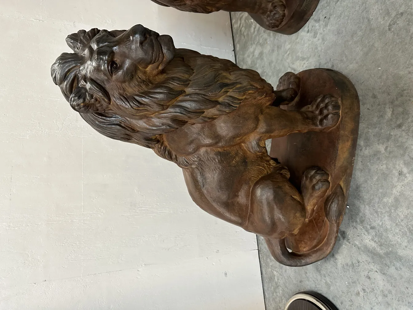 detaillierte antike Skulptur von zwei Löwen von A. Durenne