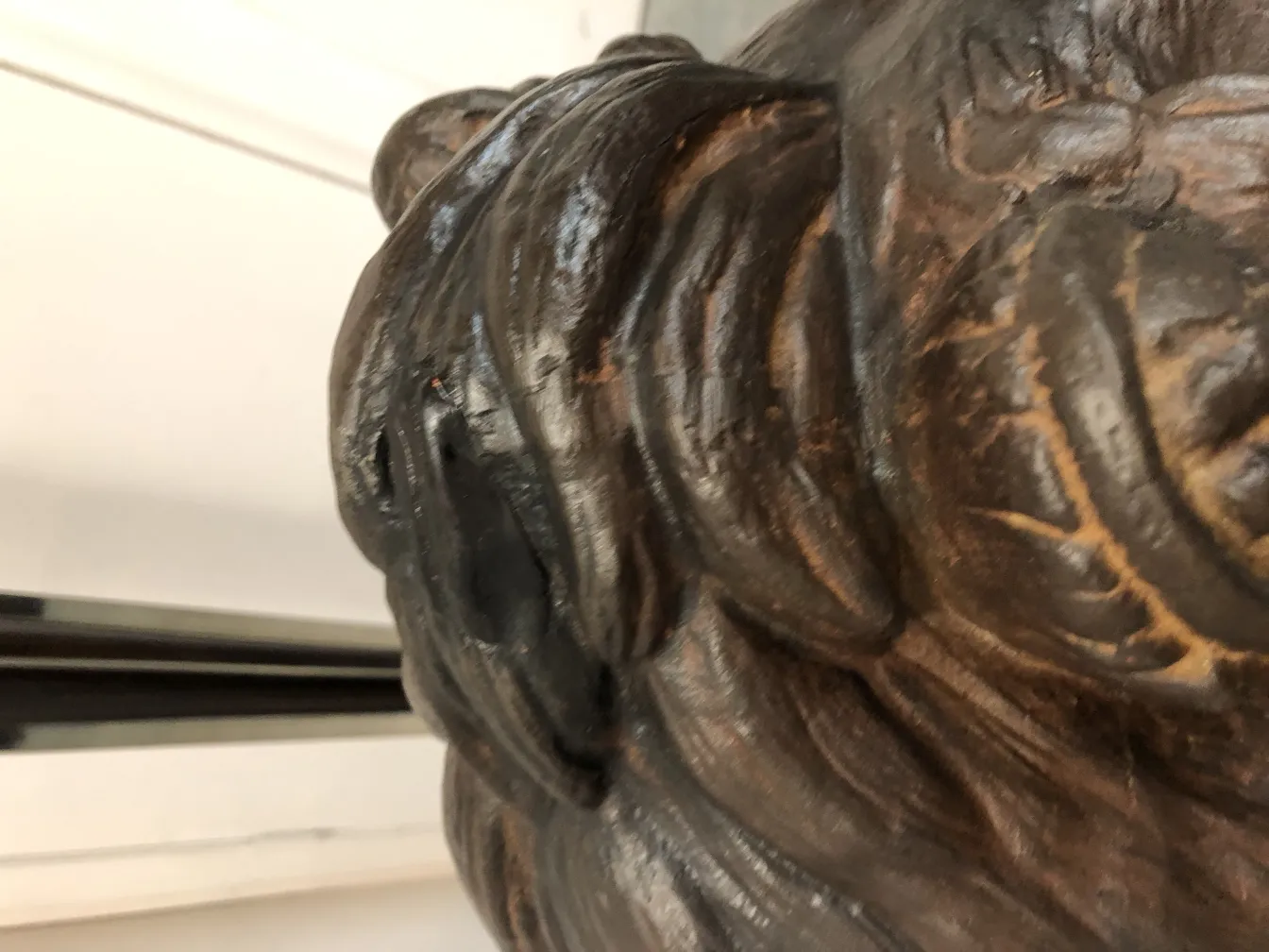 Escultura antigua de dos leones con detalles impresionantes