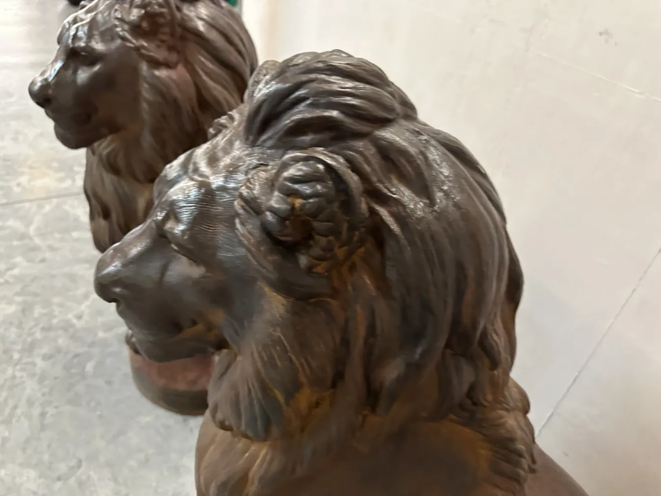 dos leones tallados, uno detrás del otro, antiguo