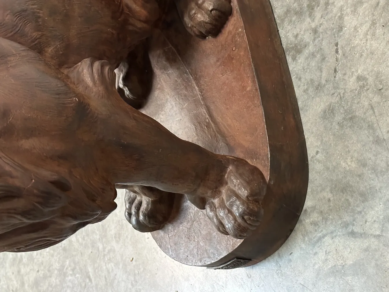 antigua escultura de dos leones con un pie elevado