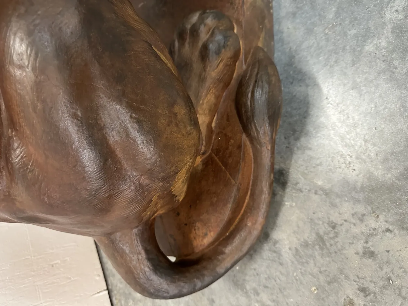 escultura antigua de 2 leones, detalles de la figura, ambiente neutro