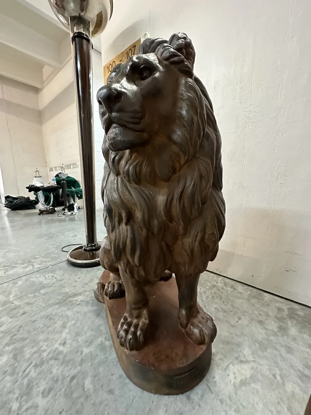 Statua di due leoni in un ambiente antico.