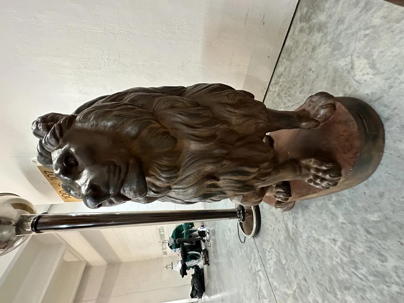 sculpture de 2 lions avec des détails fins dans la crinière