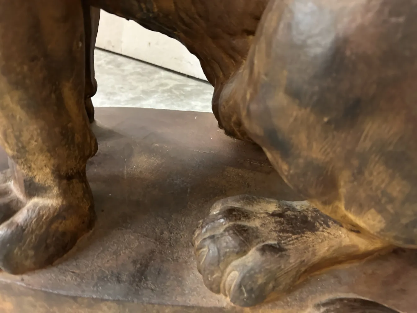 antike skulptur von 2 löwen detaillierte pfoten