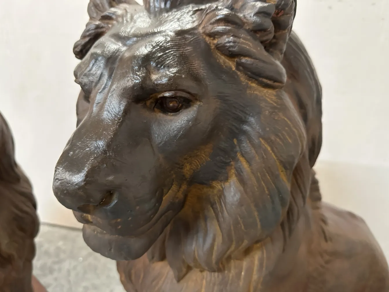 detalhe de uma escultura antiga de 2 leões A. Durenne com expressões vívidas