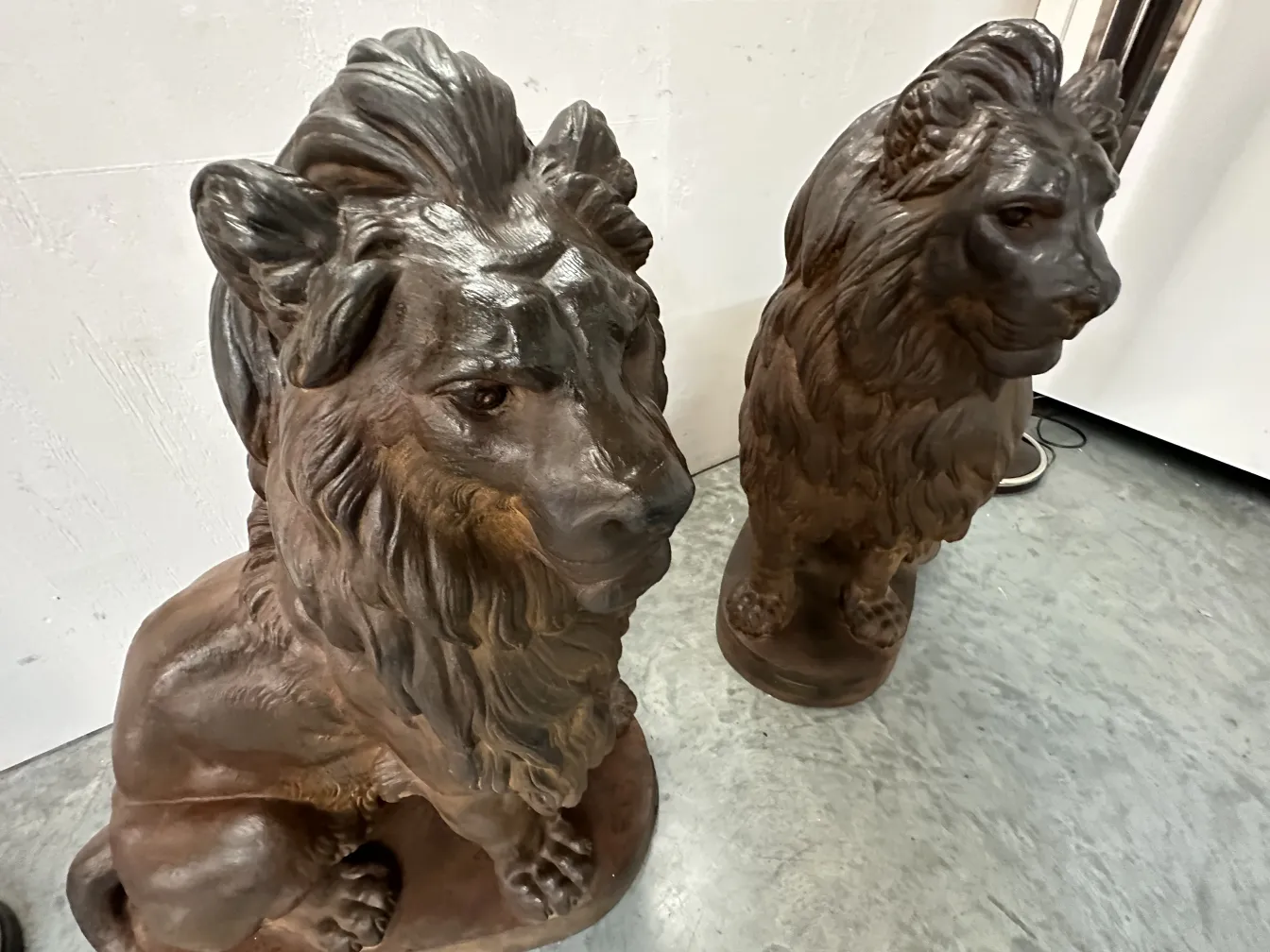 dos leones antiguos de A. Durenne en un entorno neutro