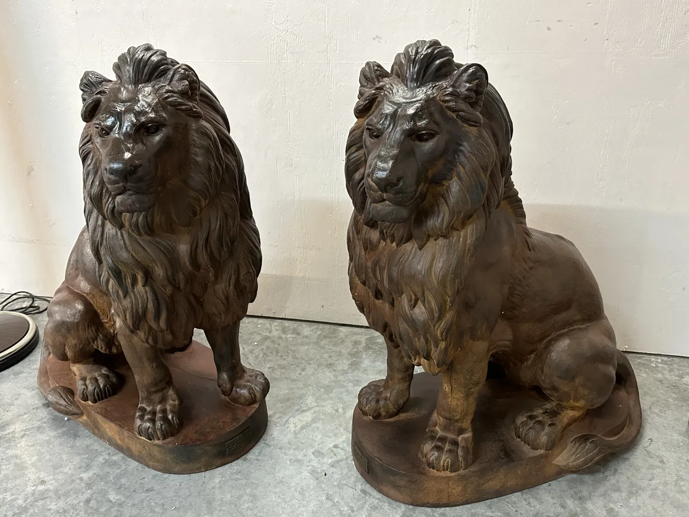 Estatuas de dos leones en estilo antiguo A. Durenne