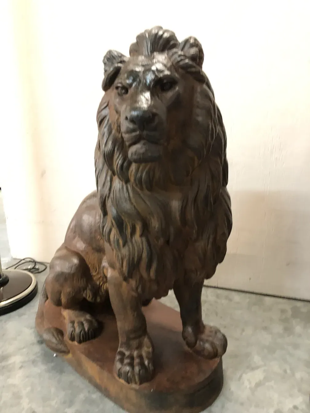 scultura di due leoni, dettagli realistici ed espressione forte.