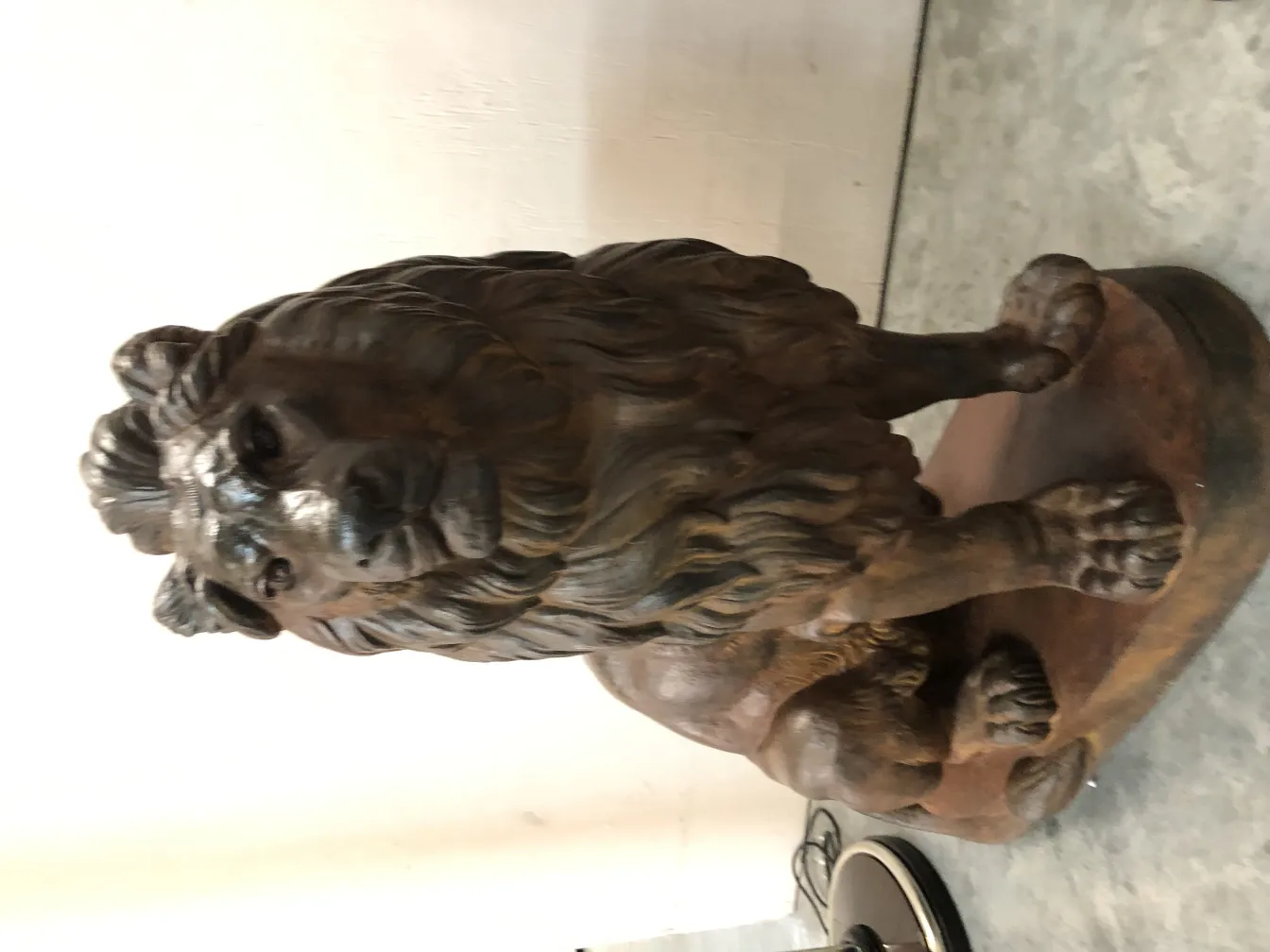 antike skulptur von 2 löwen mit detaillierter mähne